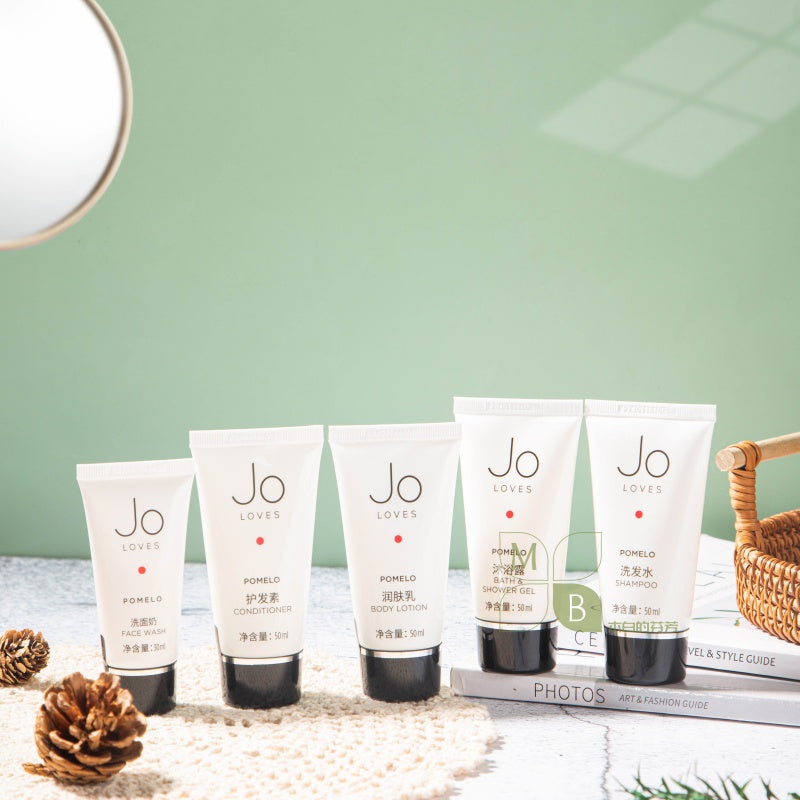 JO LOVES body lotion, hotel-shampoo-conditioner