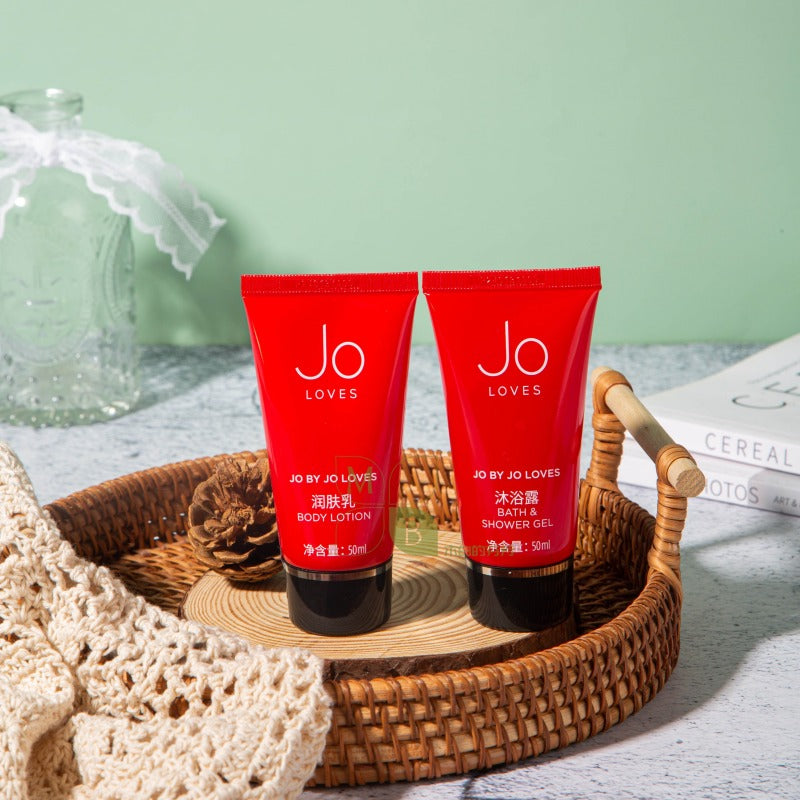 JO LOVES body lotion, hotel-shampoo-conditioner